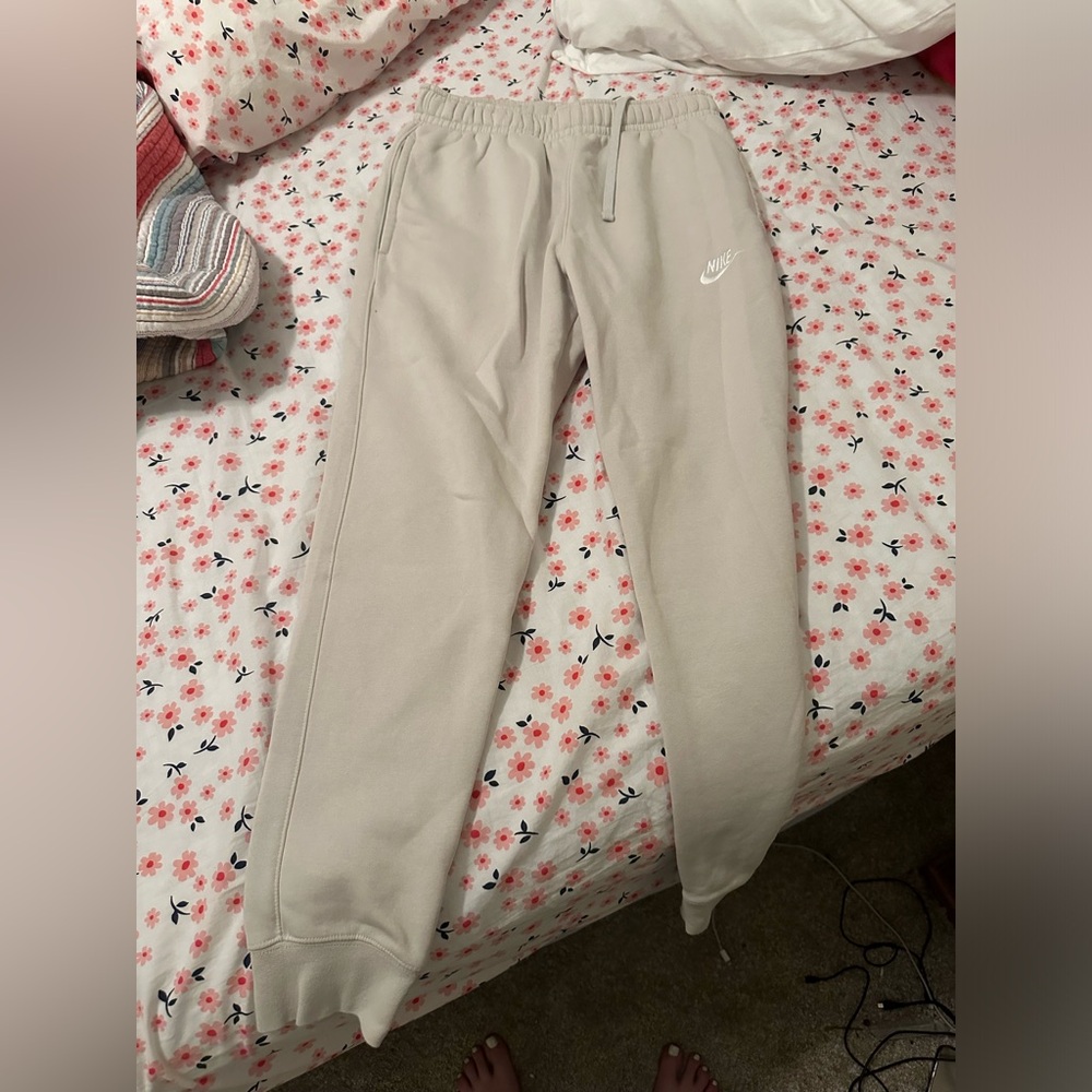 Men’s cream colored Nike tapered sweatpants size small never worn